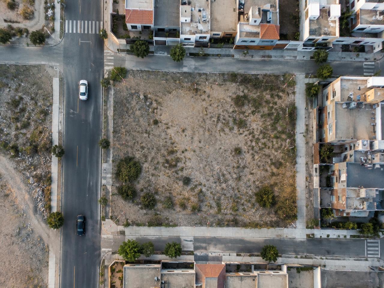 Vista cenital de un terreno urbano delimitado entre calles
